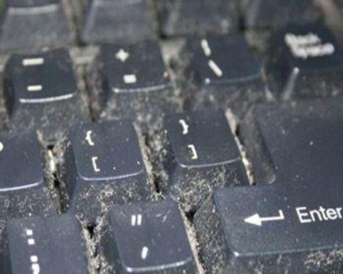 图为需要清洗的电脑键盘